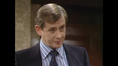 02x02. Haciendo los honores (Si, Ministro). Yes, Minister (1981)