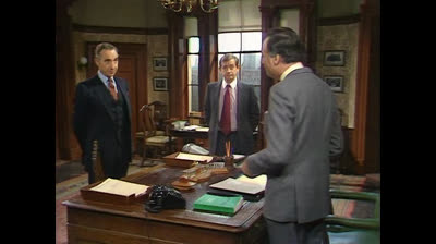 02x05. Mas vale loco conocido (Si, Ministro). Yes, Minister (1981)