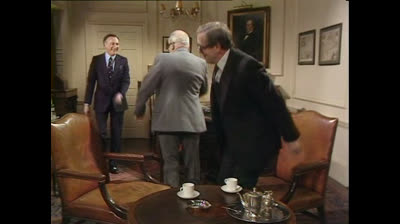 03x05. Una alfombra de clavos (Si, Ministro). Yes, Minister (1982)