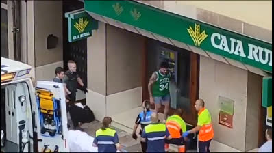Agresión a miembro de la Guardia Civil en Cangas de Onís, capturada en video