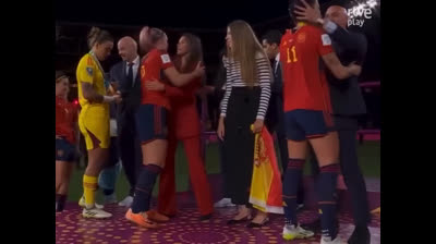 El Beso de Luis Rubiales a Jenni Hermoso durante Celebración del Mundial Femenino